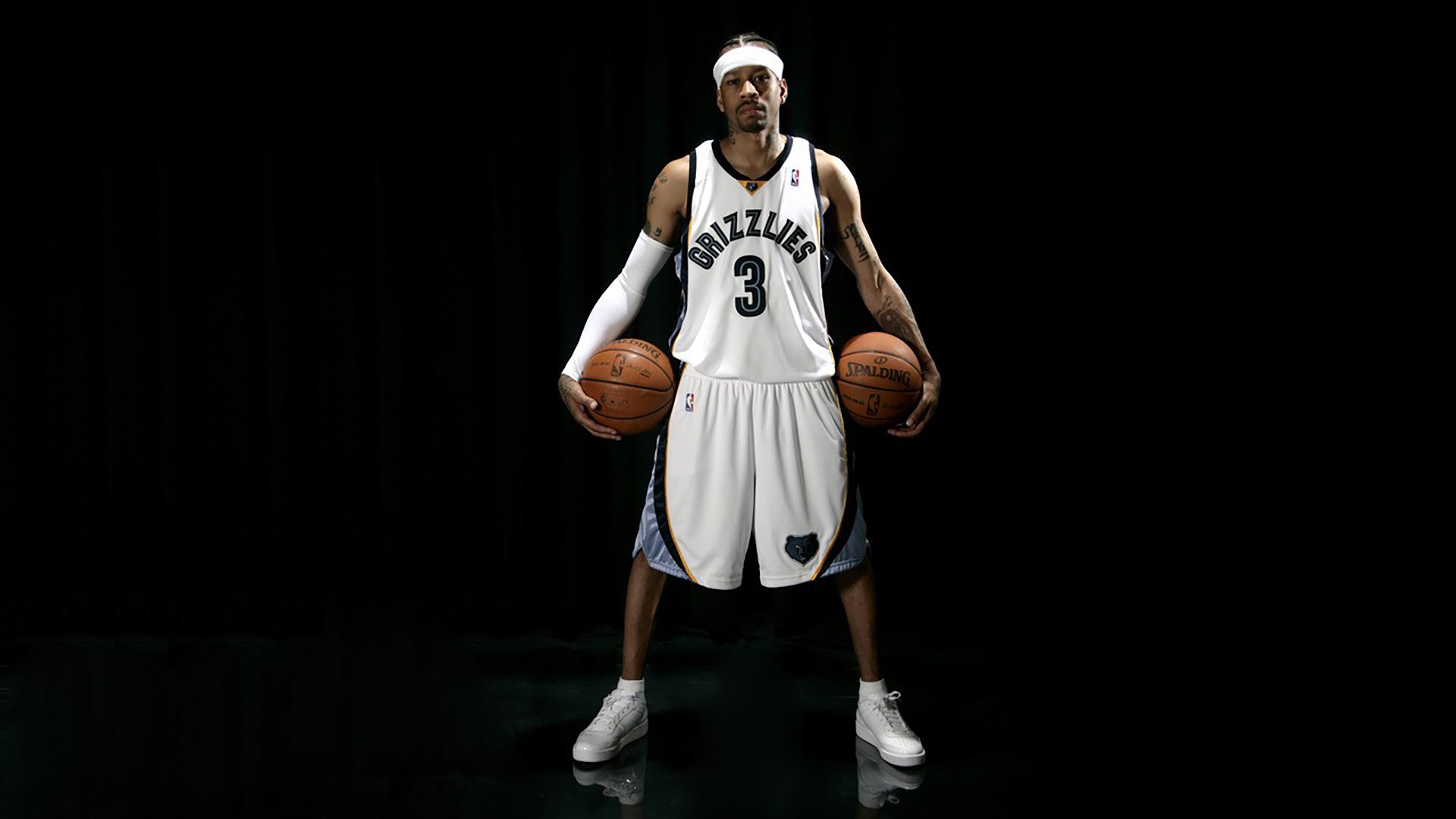 拼尽全力：球员奋力拼搏，孜孜不倦追求胜利，拼尽全力!